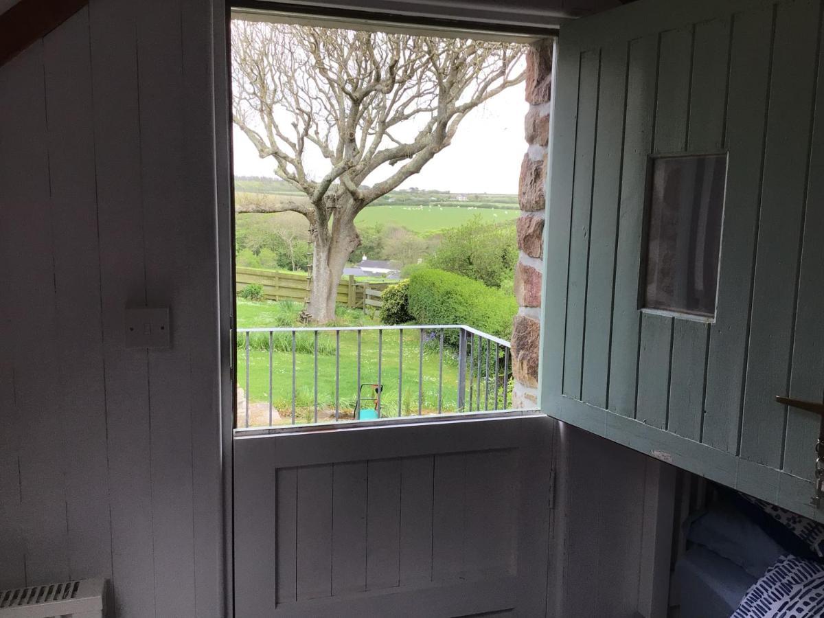 Cozy Camborne Studio Retreat With Two Single Beds Екстериор снимка