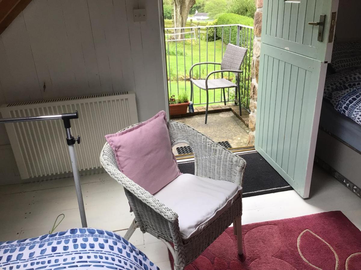 Cozy Camborne Studio Retreat With Two Single Beds Екстериор снимка