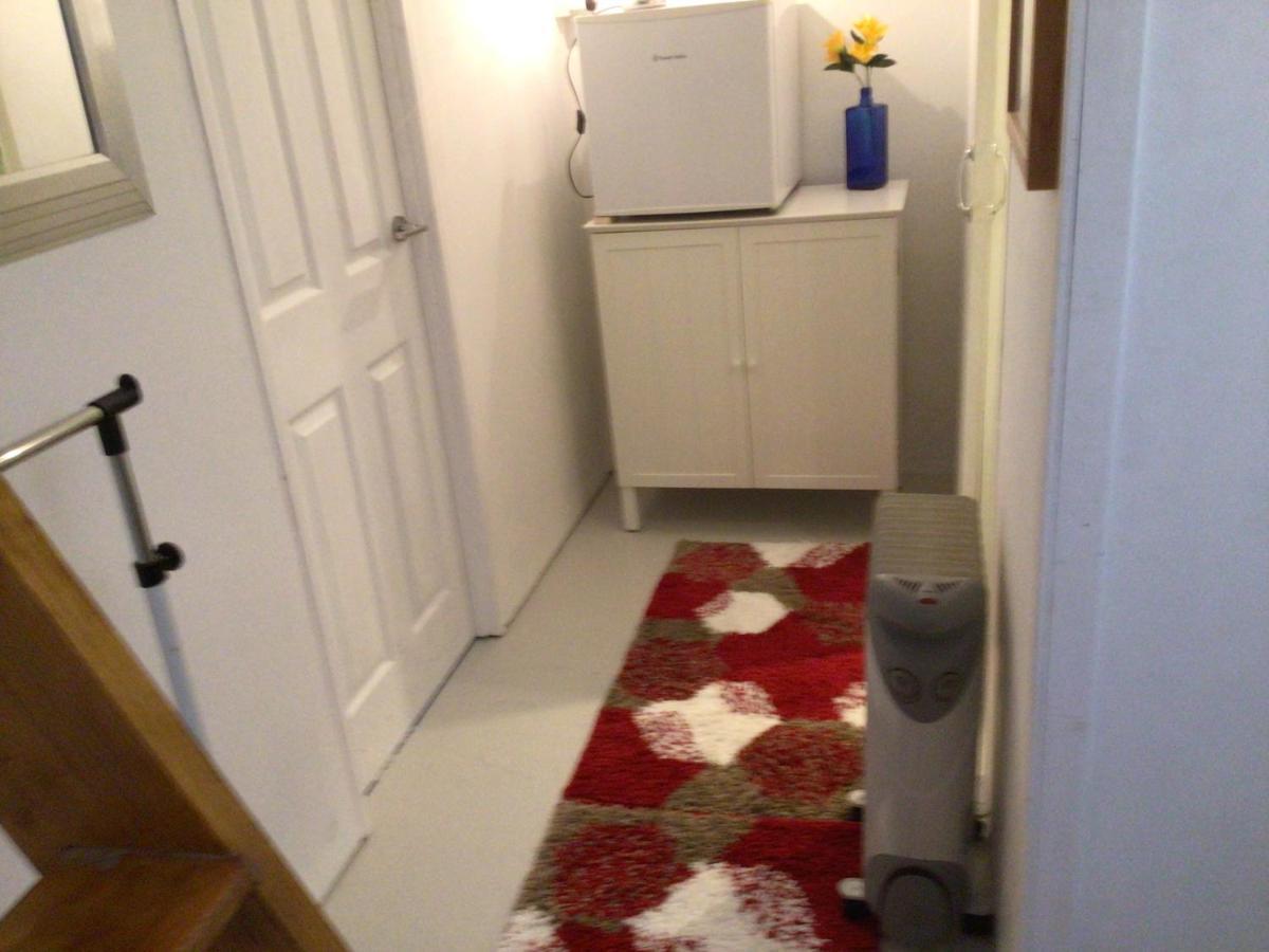 Cozy Camborne Studio Retreat With Two Single Beds Екстериор снимка