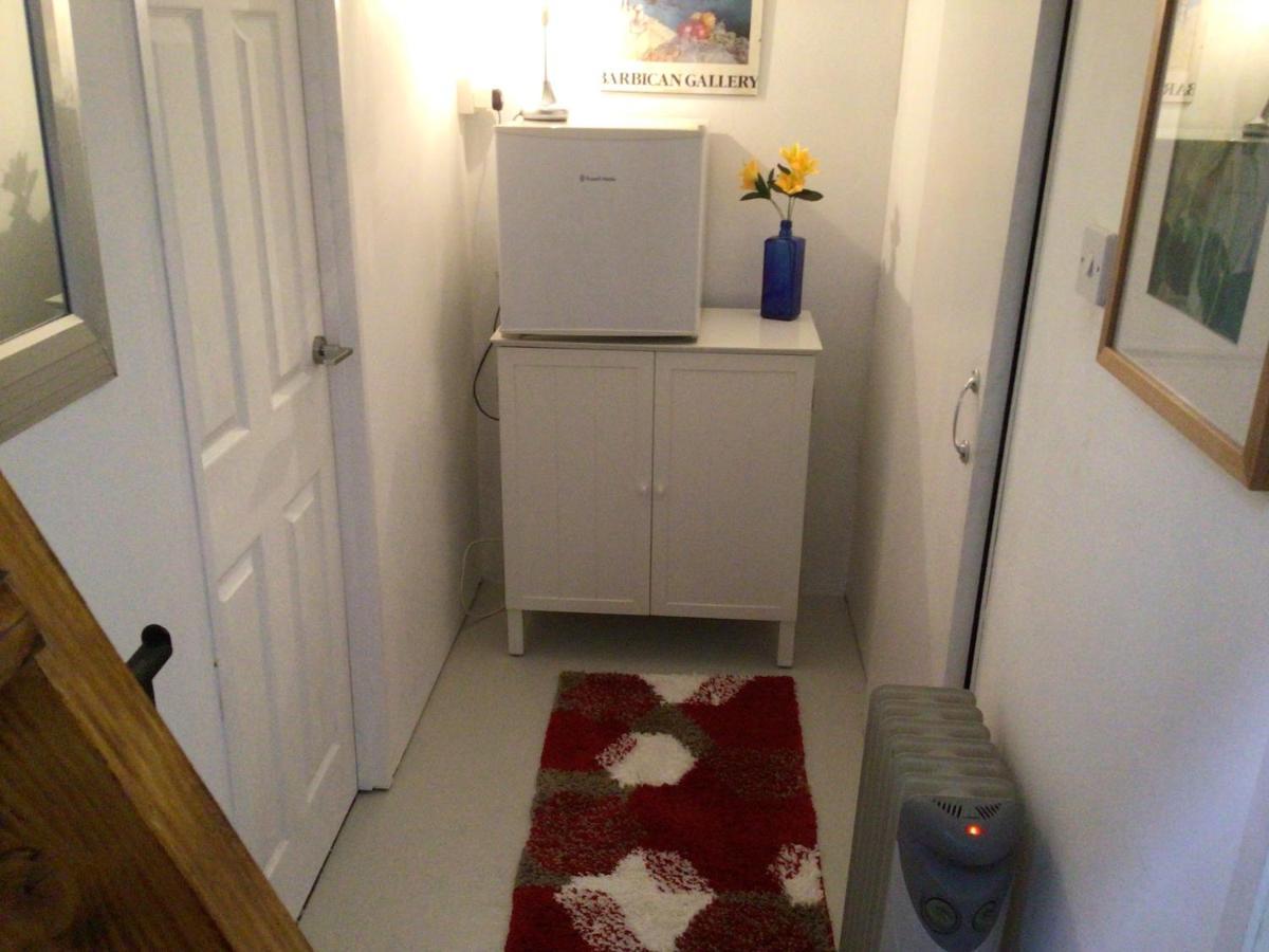 Cozy Camborne Studio Retreat With Two Single Beds Екстериор снимка
