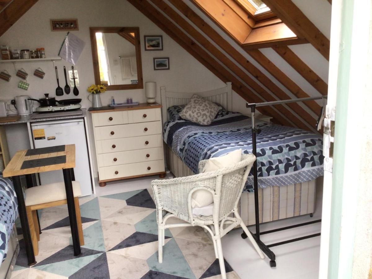 Cozy Camborne Studio Retreat With Two Single Beds Екстериор снимка